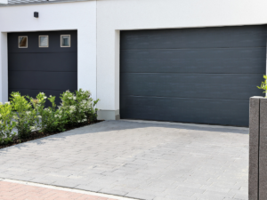 Porte de garage sectionnelle ou basculante installée par APC OuvertureS